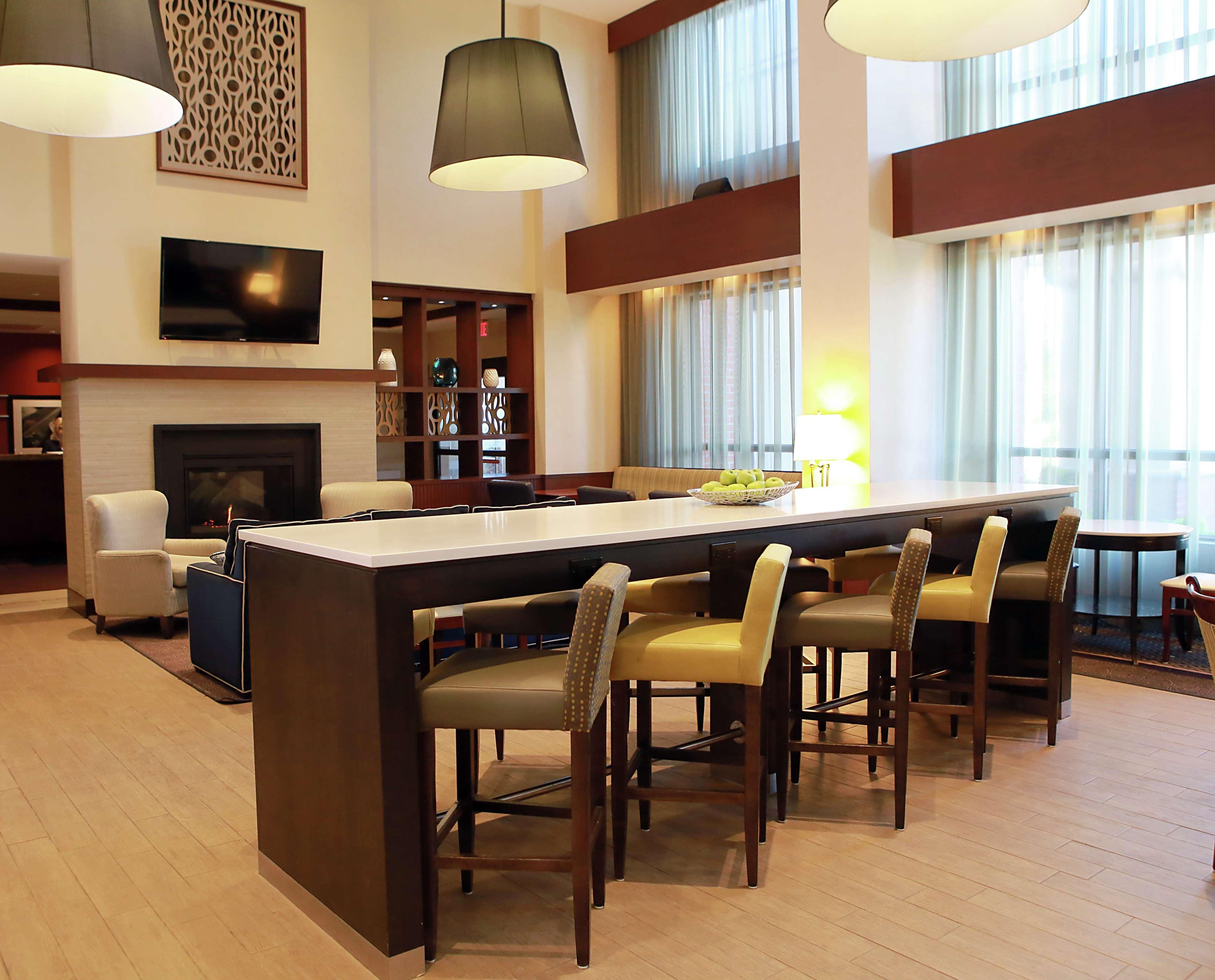 Hampton Inn & Suites Laval Exterior foto