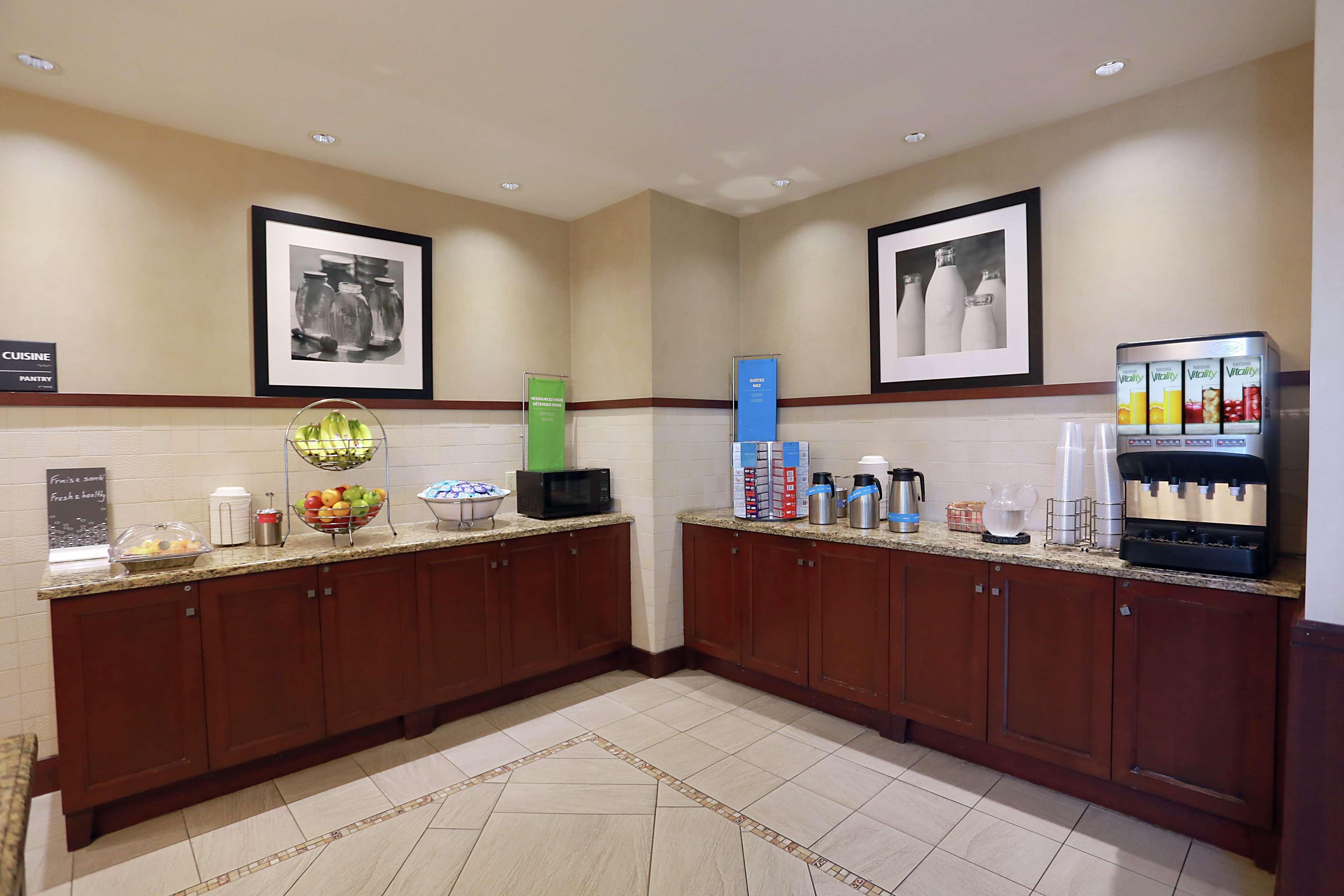 Hampton Inn & Suites Laval Exterior foto