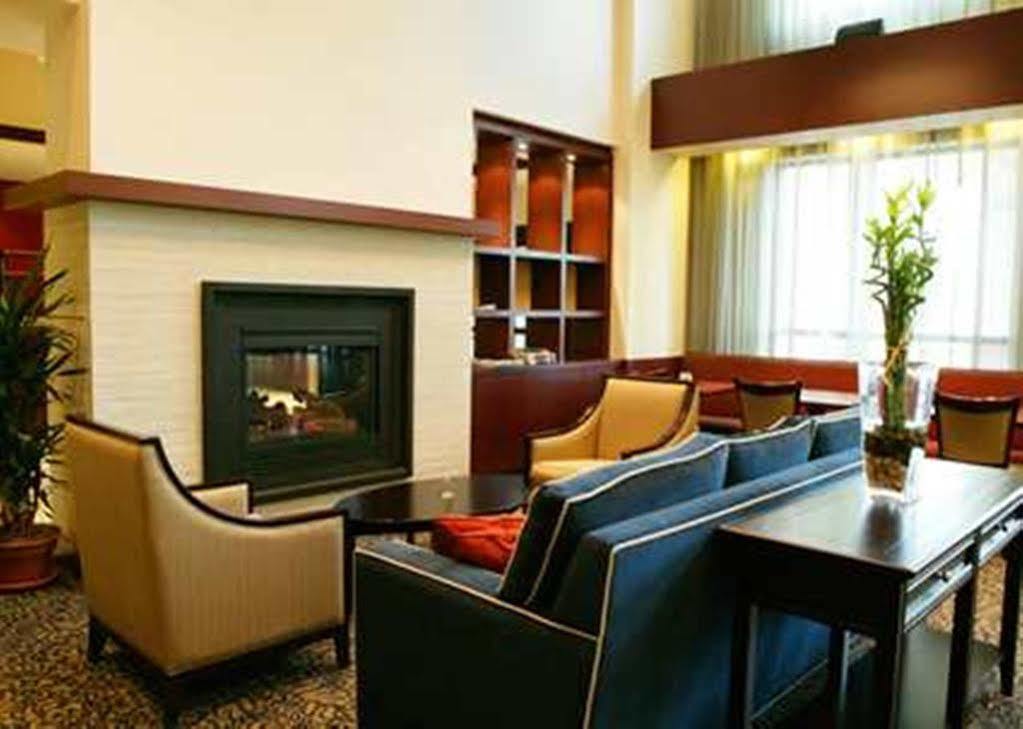 Hampton Inn & Suites Laval Exterior foto
